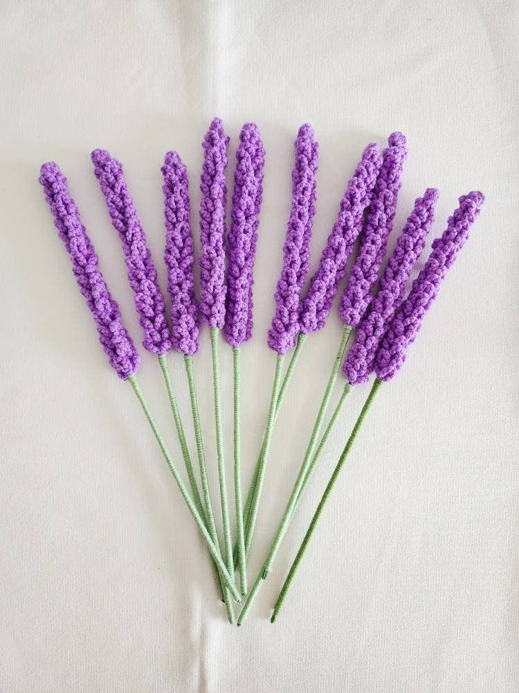 Crocheted lavender flowers, close-up view of 9c87ea6d...ffe87cbc
